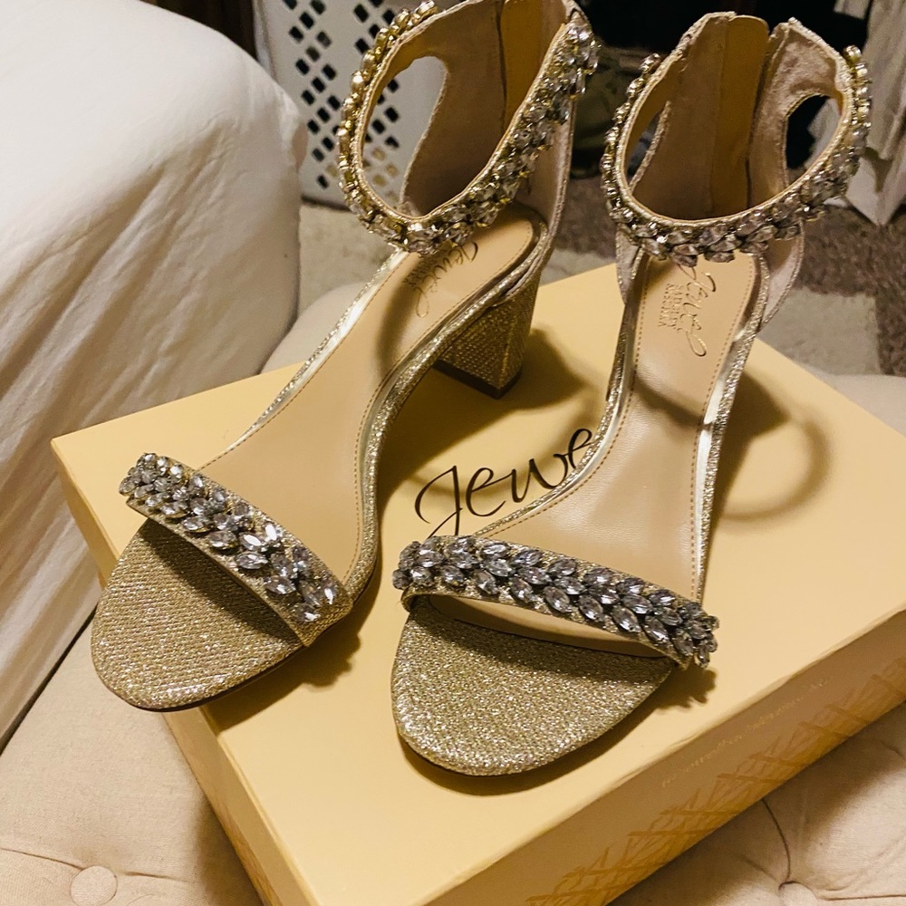 Jewel Badgley Mischka Bronwen Gold Glitter sandals size 8 NWOT